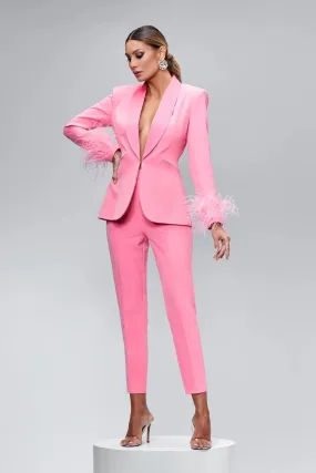 Completo tailleur colore rosa Bby giacca accessoriata con piume e pantaloni a sigaretta