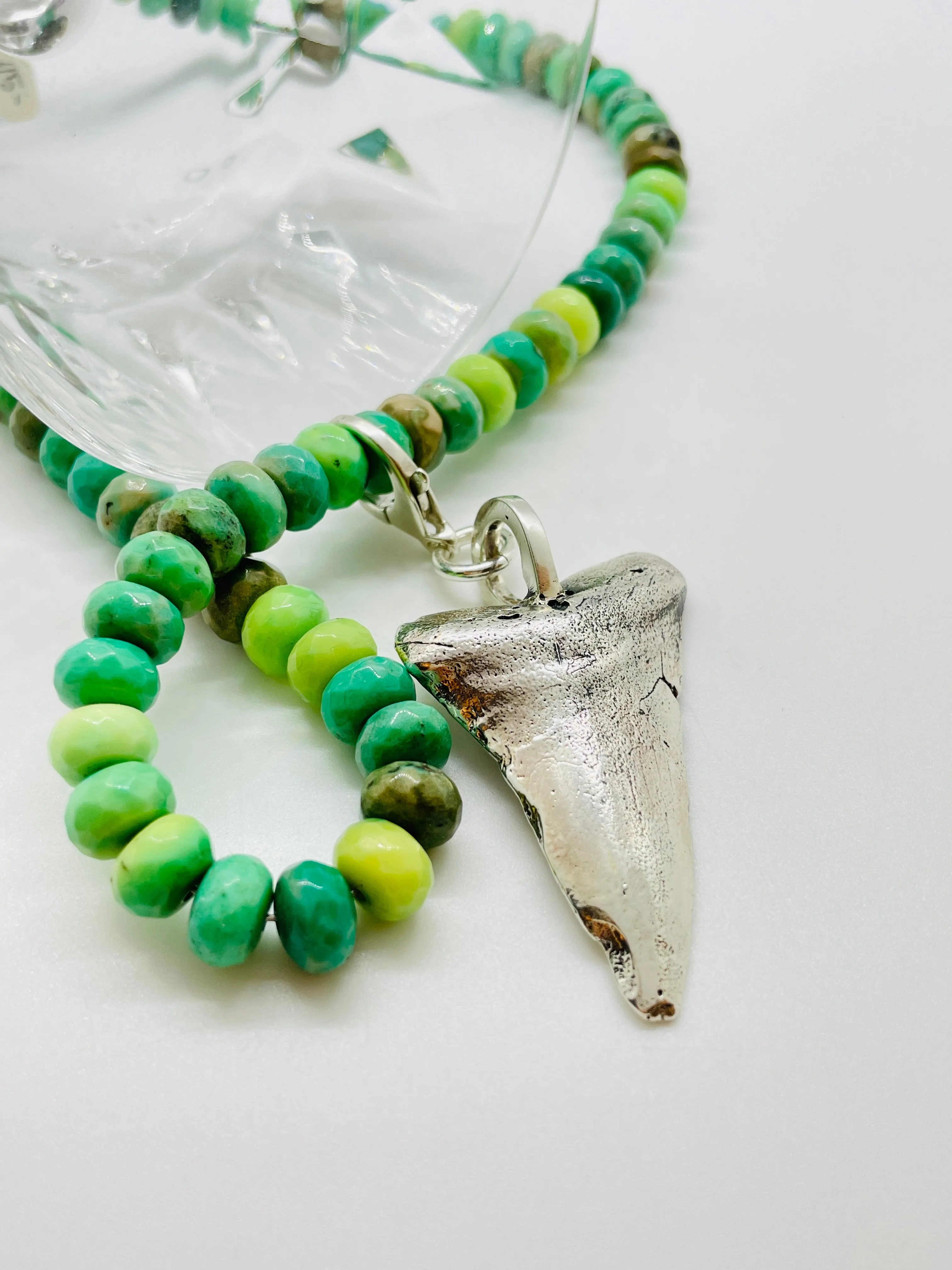 TIDE NECKLACE WITH CRYSOPHRASE BEADS