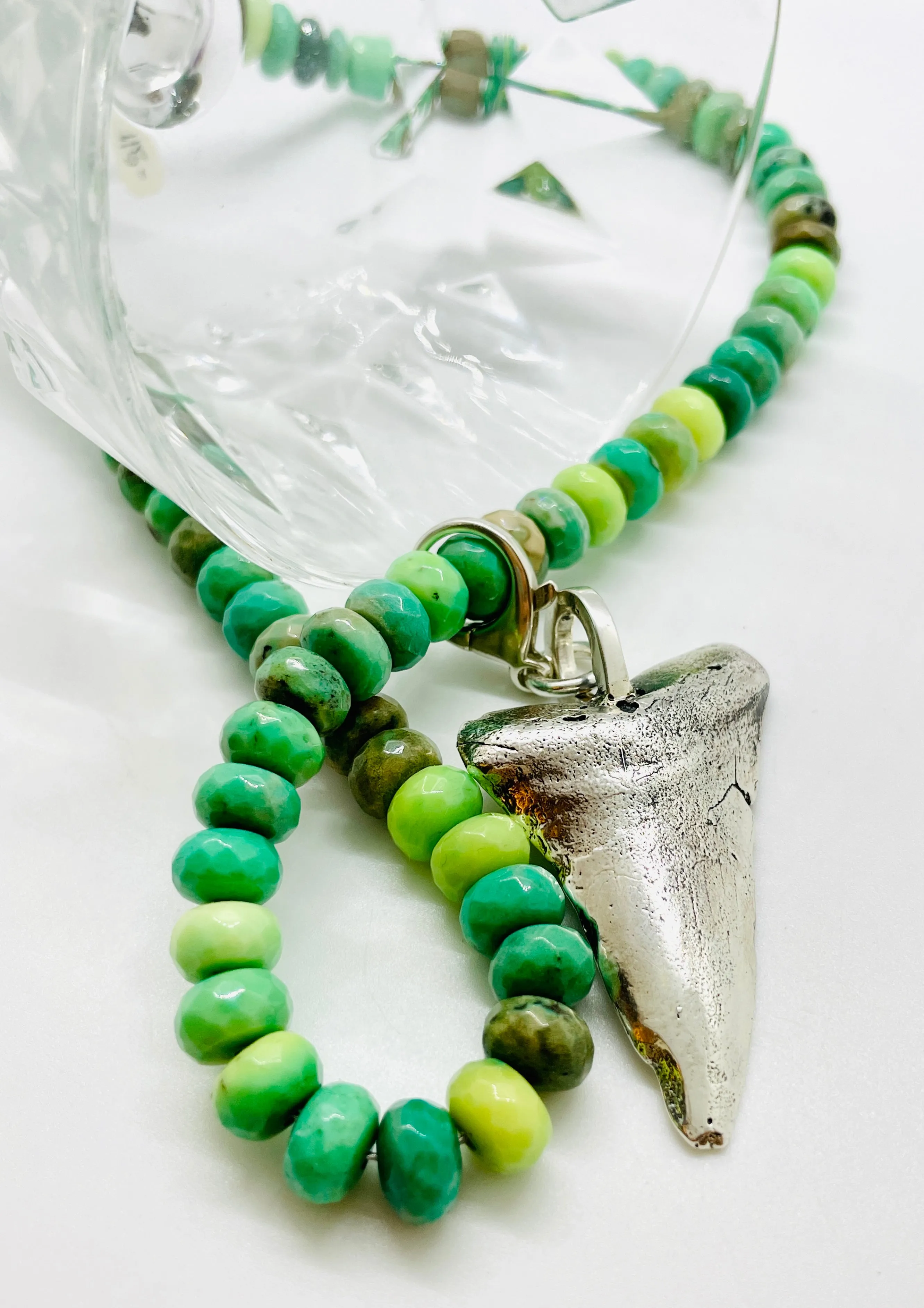 TIDE NECKLACE WITH CRYSOPHRASE BEADS