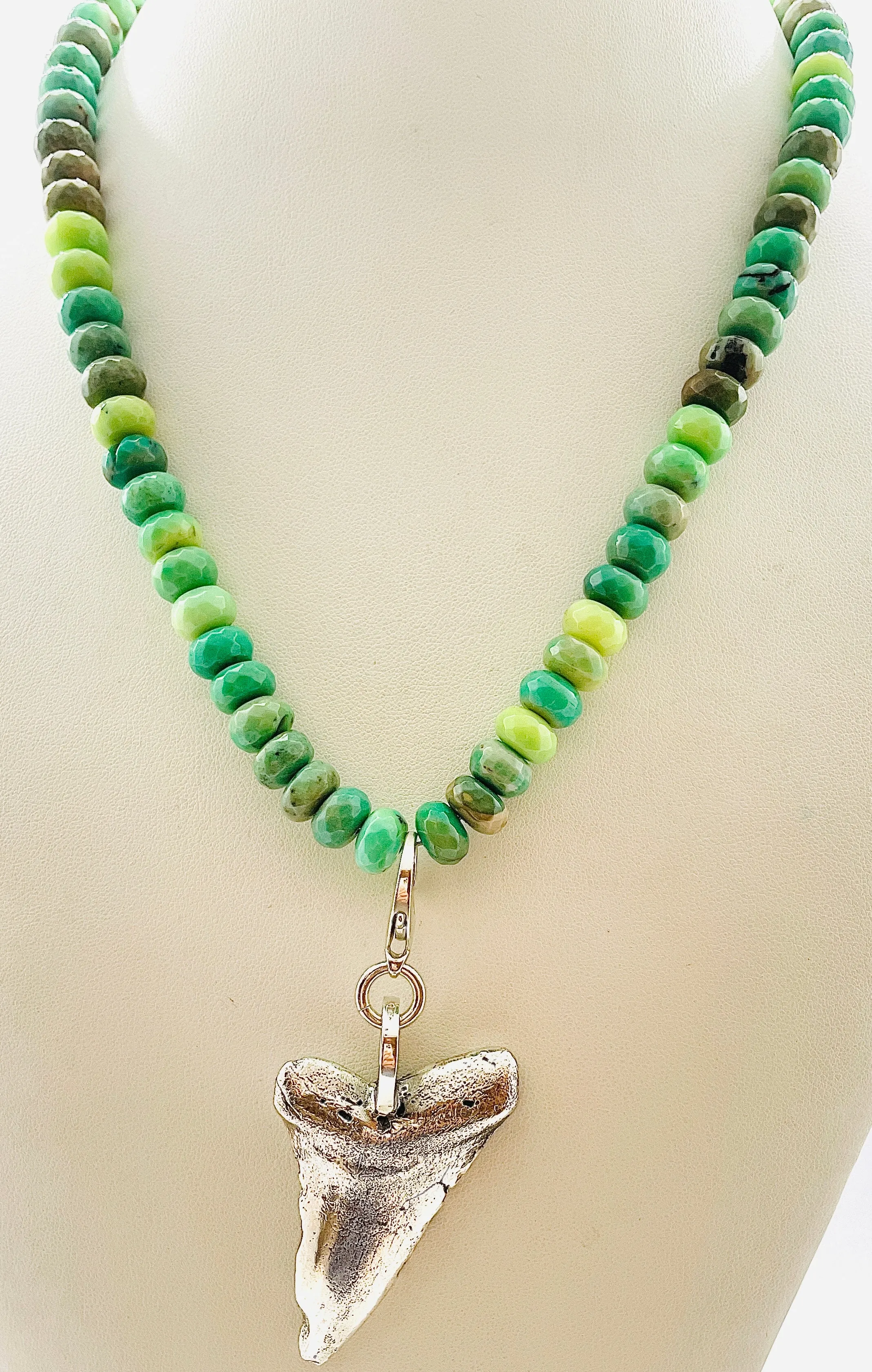 TIDE NECKLACE WITH CRYSOPHRASE BEADS