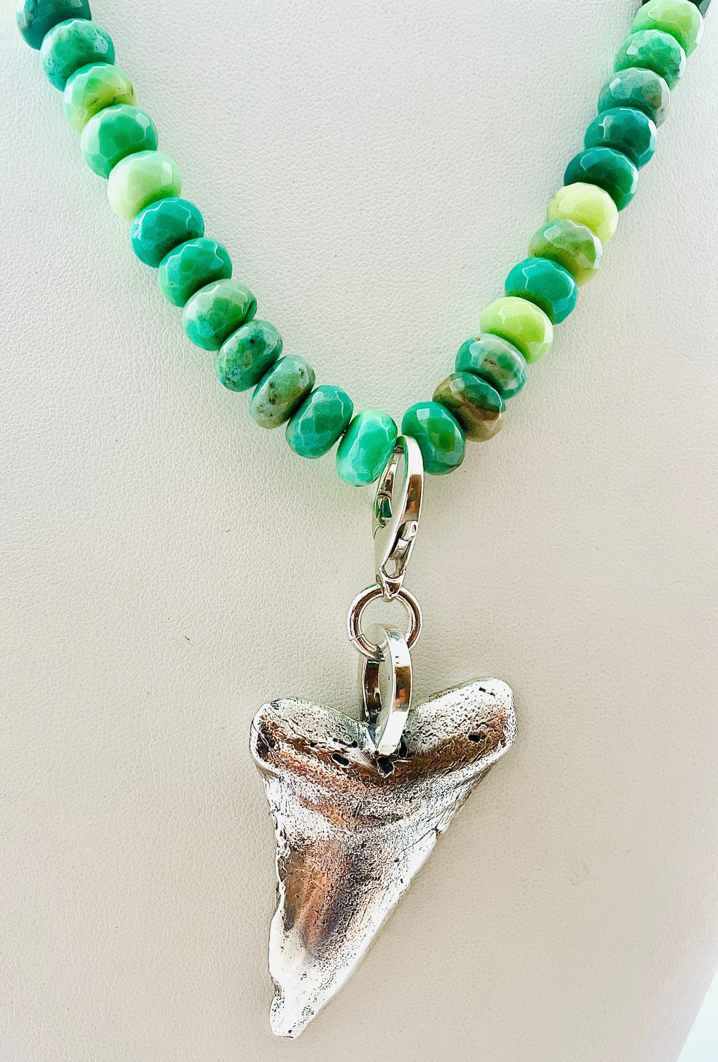 TIDE NECKLACE WITH CRYSOPHRASE BEADS